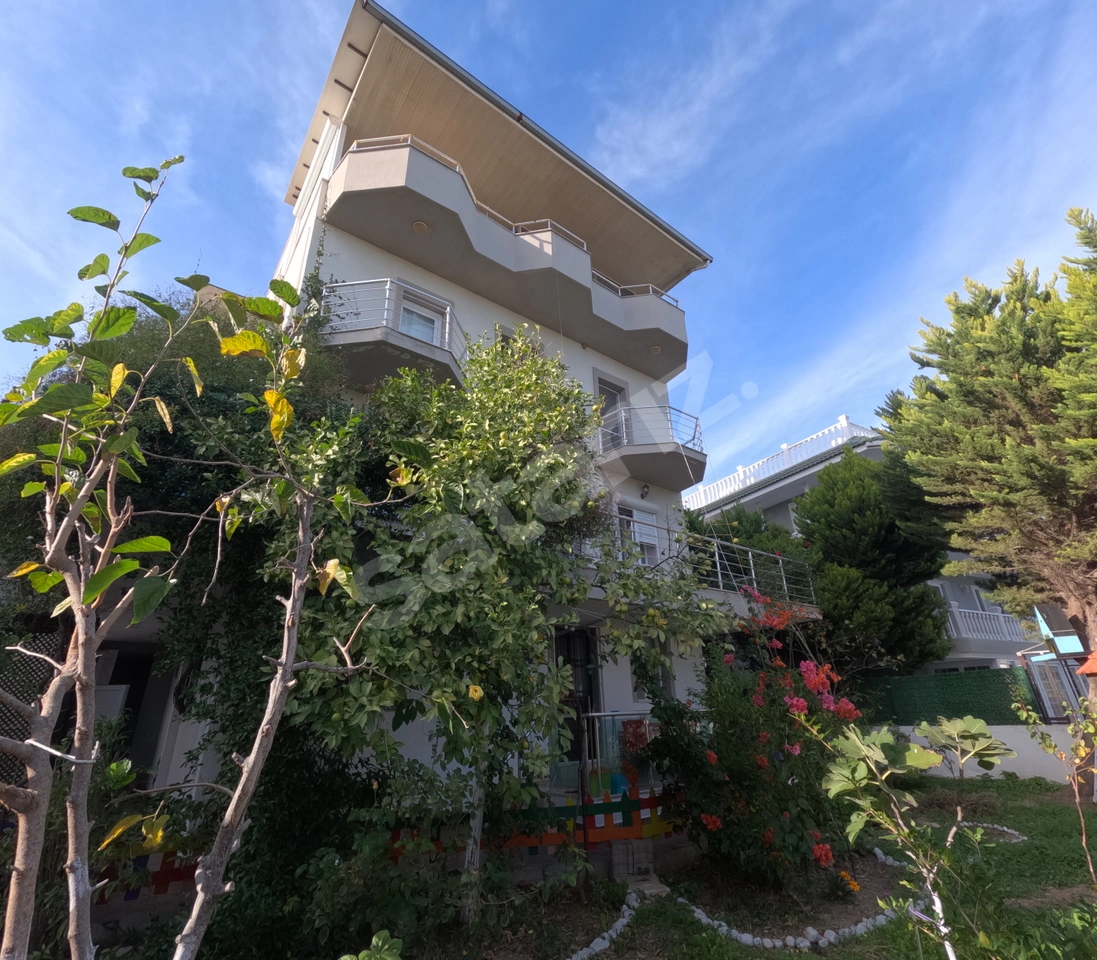 Urla Gülbahçe'de 4 Katlı, Deniz Manzaralı, 280m² Satılık Villa