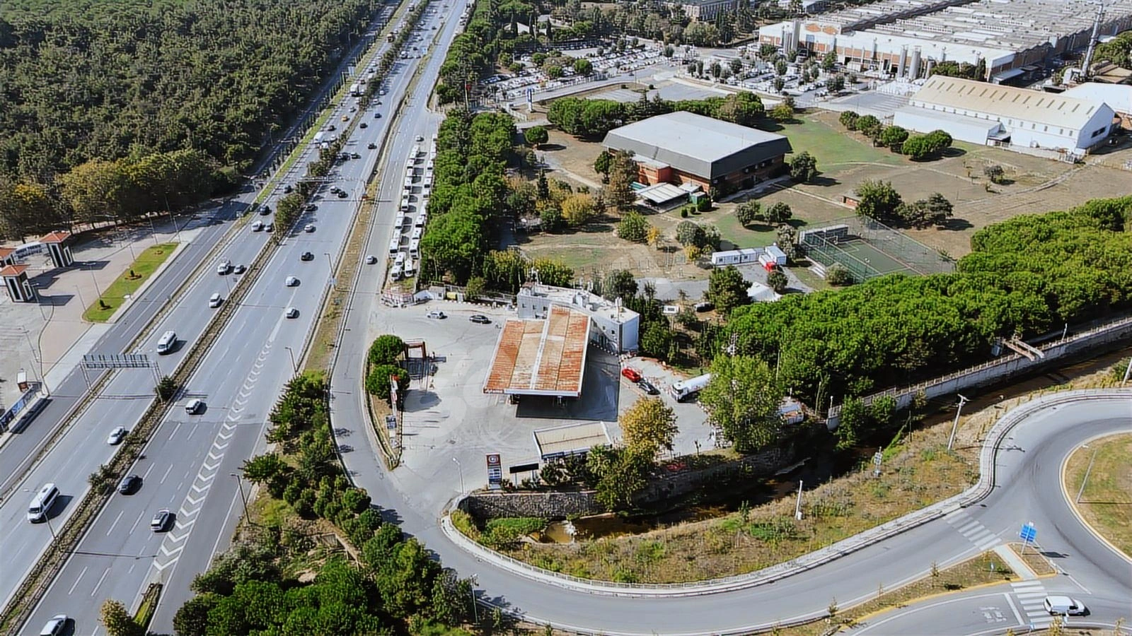 İSTANBUL TUZLA'DA E-5 YANYOL SATILIK AKARYAKIT İSTASYONU(3441M2)