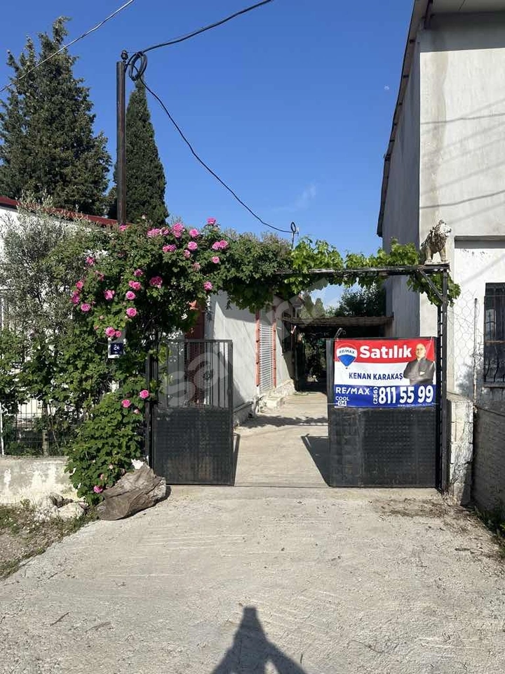 AKYENİKÖYDE İÇİNDE 2+1 EVİ OLAN MUHTEŞEM BAHÇELİ ARSA