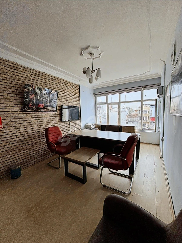 ÇARŞI MERKEZDE SATILIK EŞYALI BÜRO