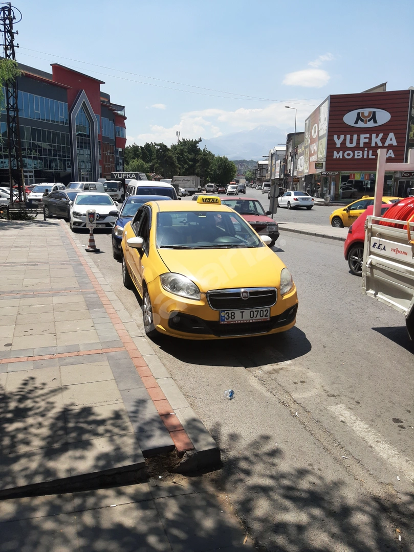 Satılık T Plaka – Eski Sanayi Girişi’nde Tek Araçlı Durak
