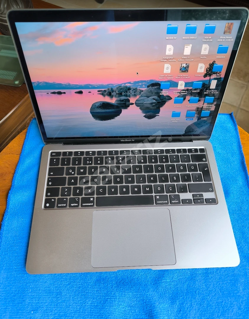 APPLE  MAC BOOK AİR  M1.   Çok temiz sıfır ayarında.