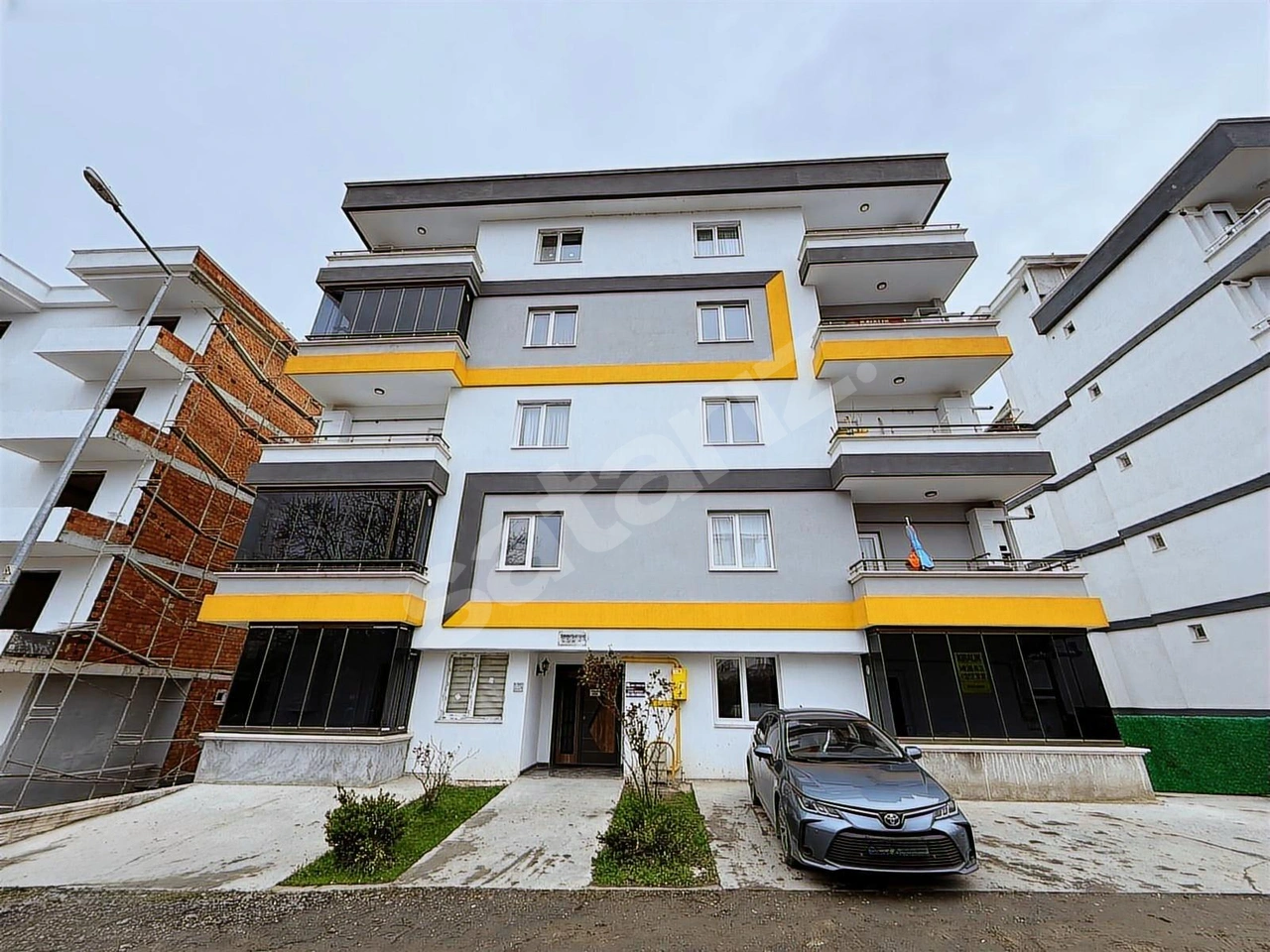 TRAMVAYA ÇOK YAKIN CAM BALKONLU KİRALIK GENİŞ VE FERAH 1+1 DAİRE