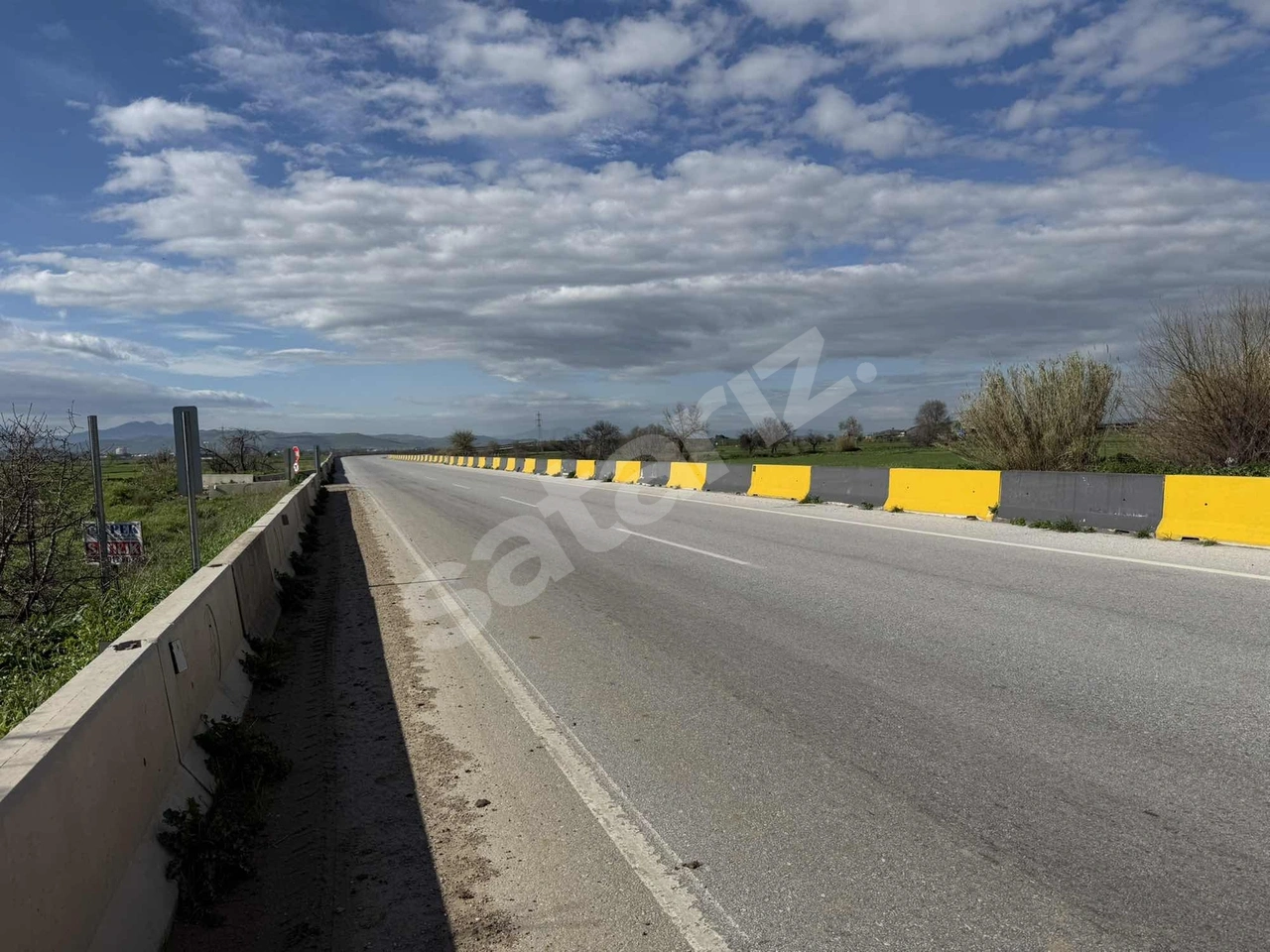 PEK EMLAKTAN ÖDEMİŞ OTOYOLU CEPHELİ EV YAPILABİLİR SATILIK ARSA