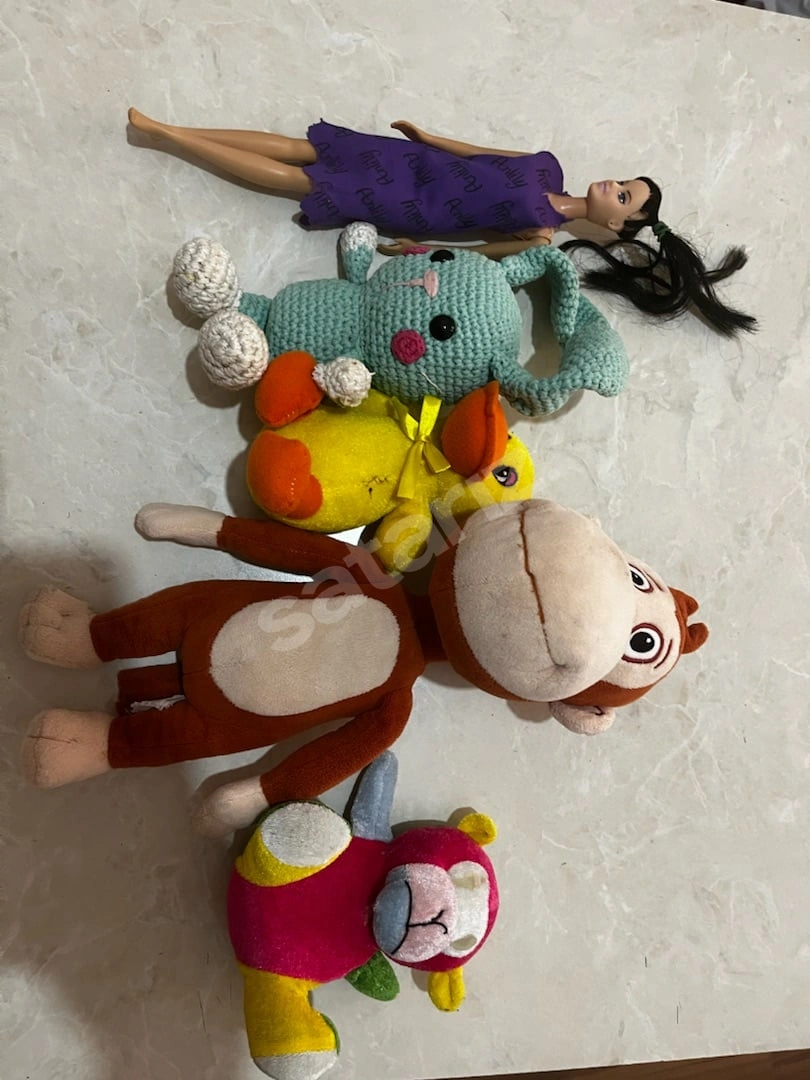 4 Adet Peluş Oyuncak 1 Adette Sindy Plastik Bebek