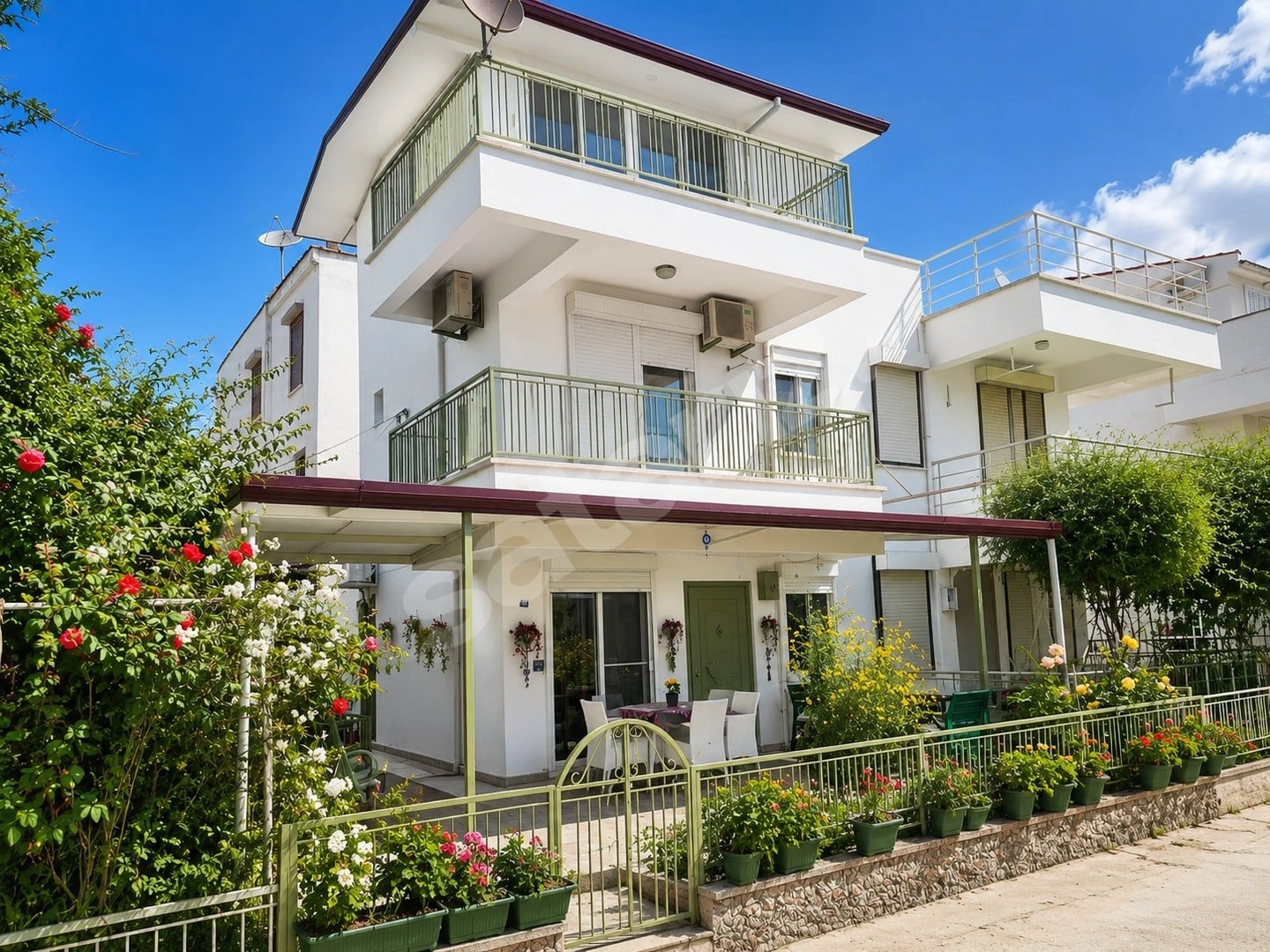 KARAOVA'DA DENIZE 150M FULL EŞYALI BAKIMLI 3+1 TRIPLEX YAZLIK