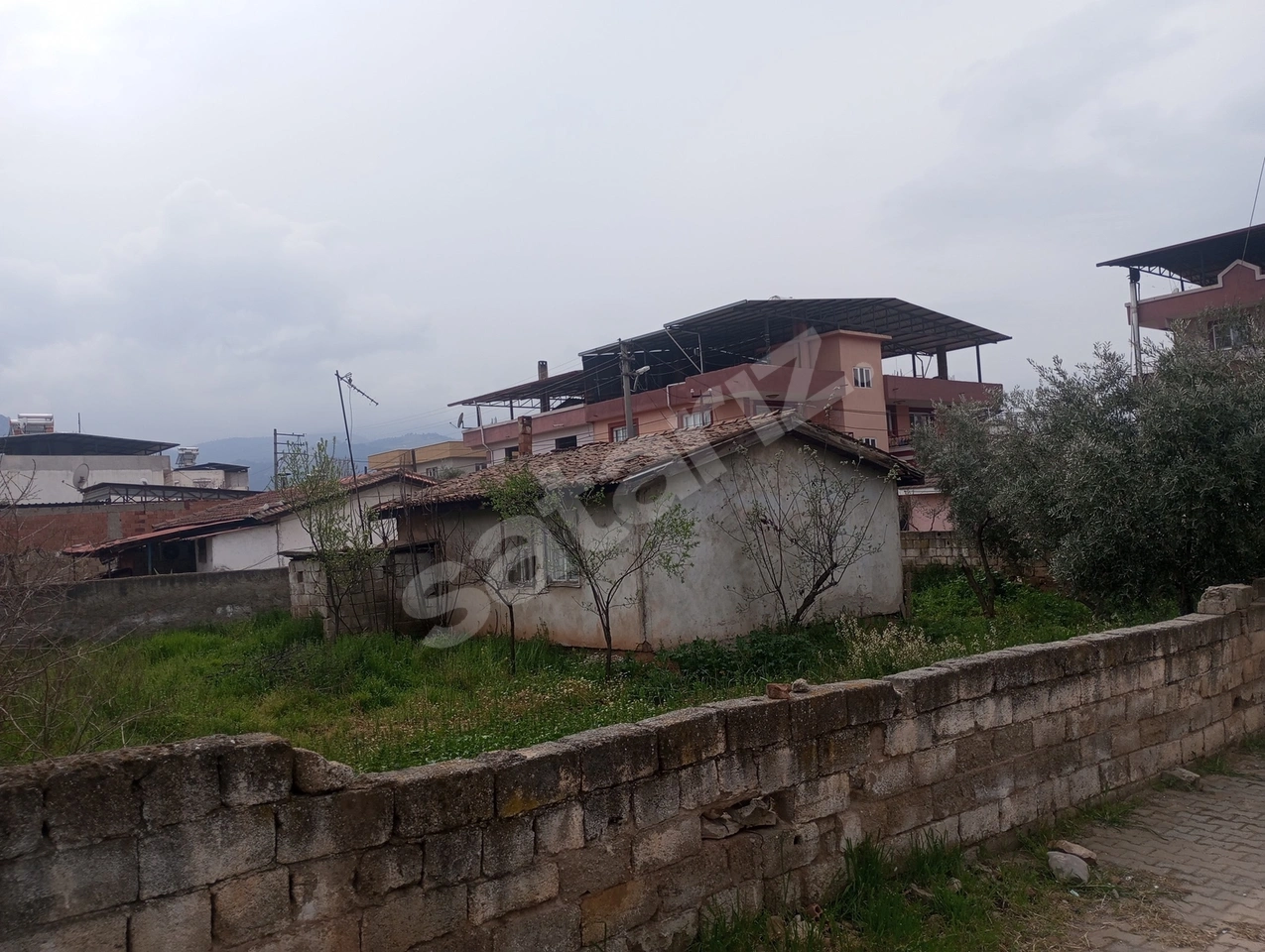 AKKEÇİLİ CAMİ KARSINDA İÇİNDE EVİ OLAN KÖŞE BAŞI ARSA SATILIK