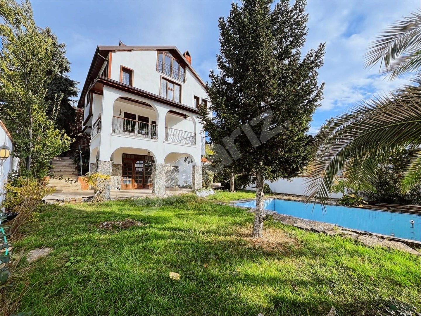 800 M² KÖŞE PARSELDE PANORAMİK MANZARALI HAVUZLU VİLLA