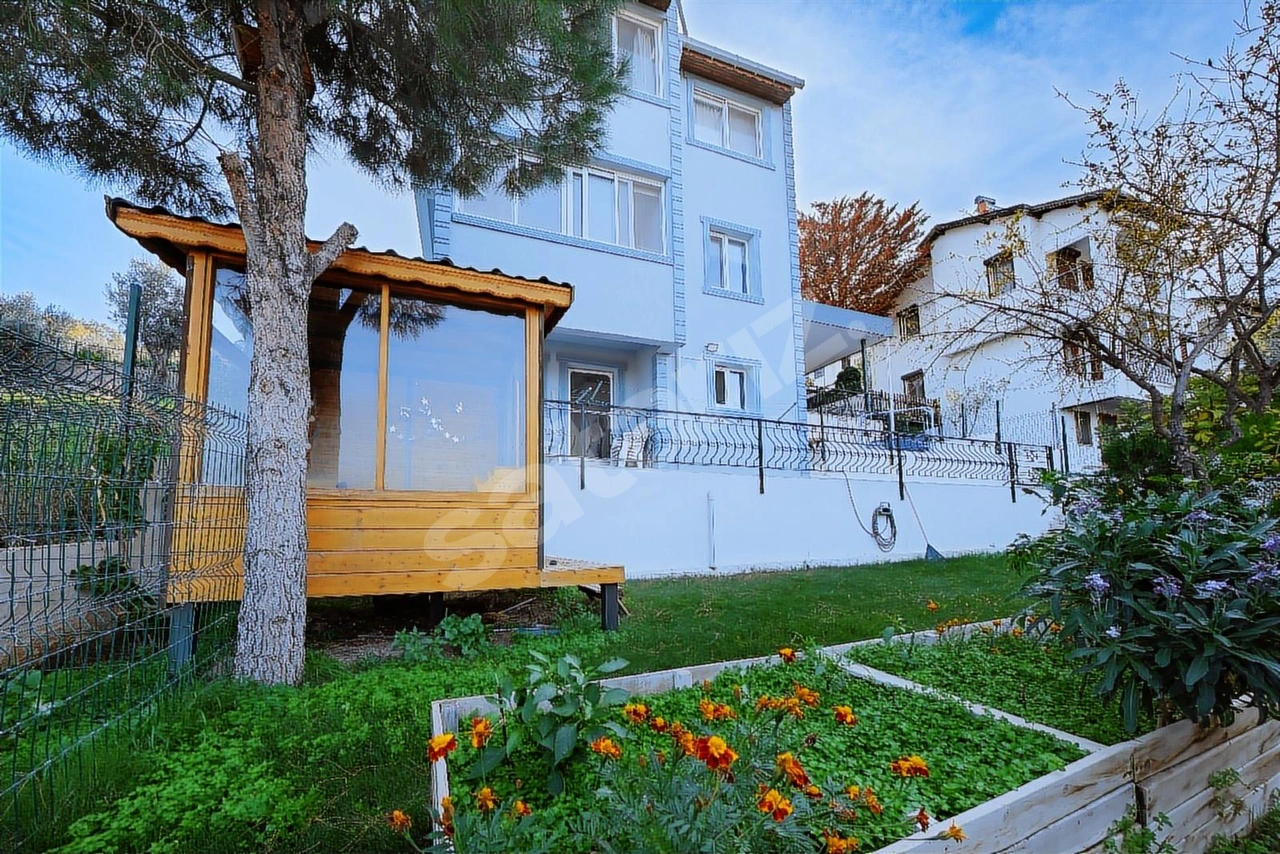 Yenifoça Cumhuriyet Mah. 4+1 Tripleks 400 m² Arsa, 250 m²
