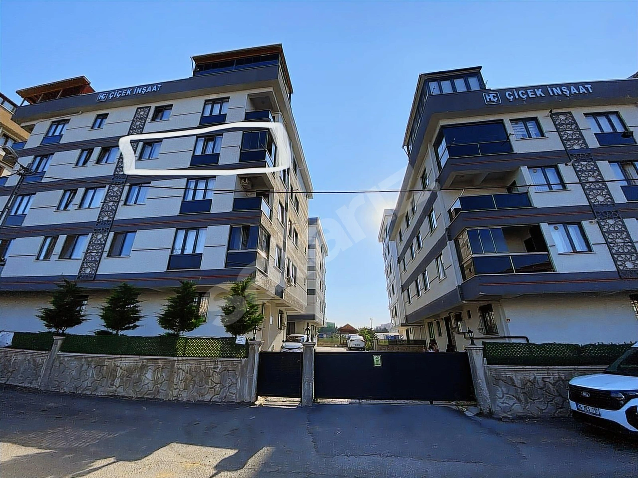 ADİL'DE MERKEZE YAKIN BUTİK SİTE İÇİ ARA KAT