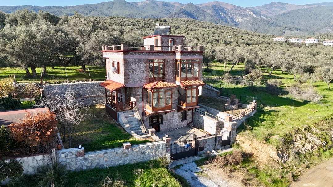 Edremit Güre’de Satılık Özel Tasarım Müstakil Villa