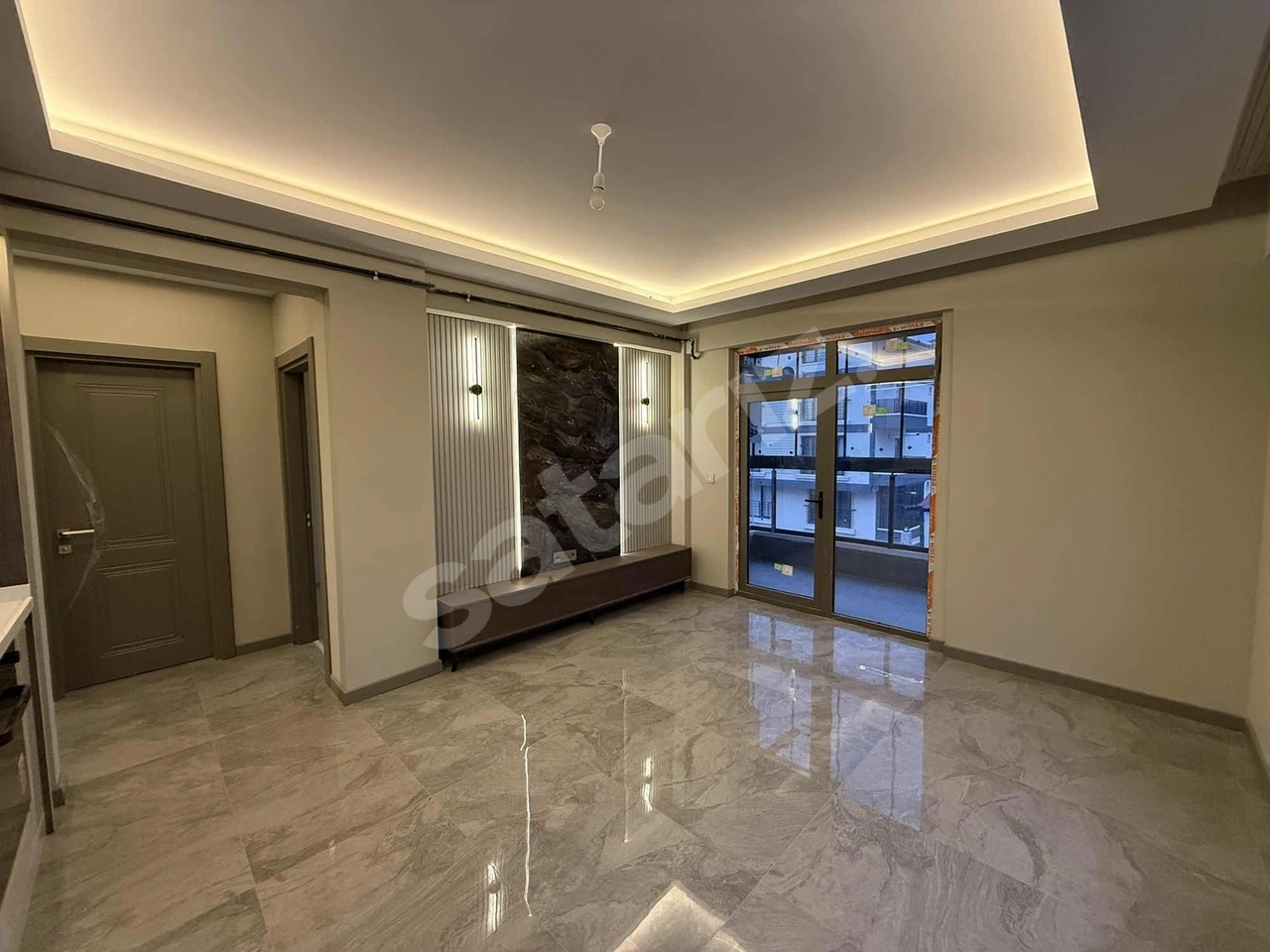 alaçatı" JEWEL AVM KARŞISI ARAKAT ÖN CEPHE ŞIK TASARIM 2+1 DAİRE