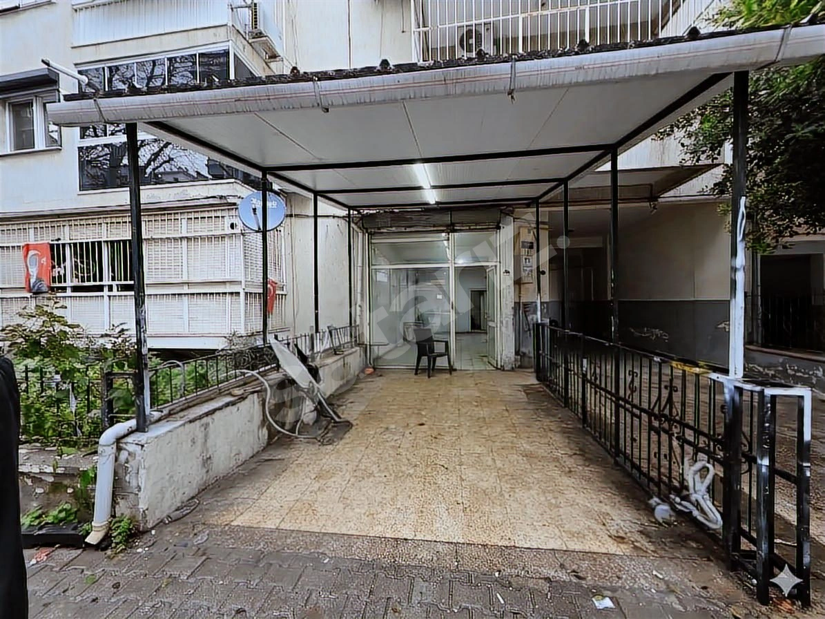 İzmir Bahçelievlerde 190 m² Geniş Satılık Dükkan