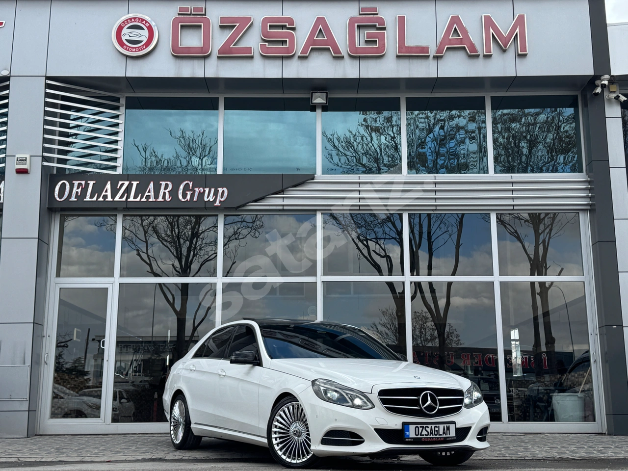 ÖZSAĞLAM'dan 2013 Mercedes E180 Elite 208binde Panaromik+Isıtma