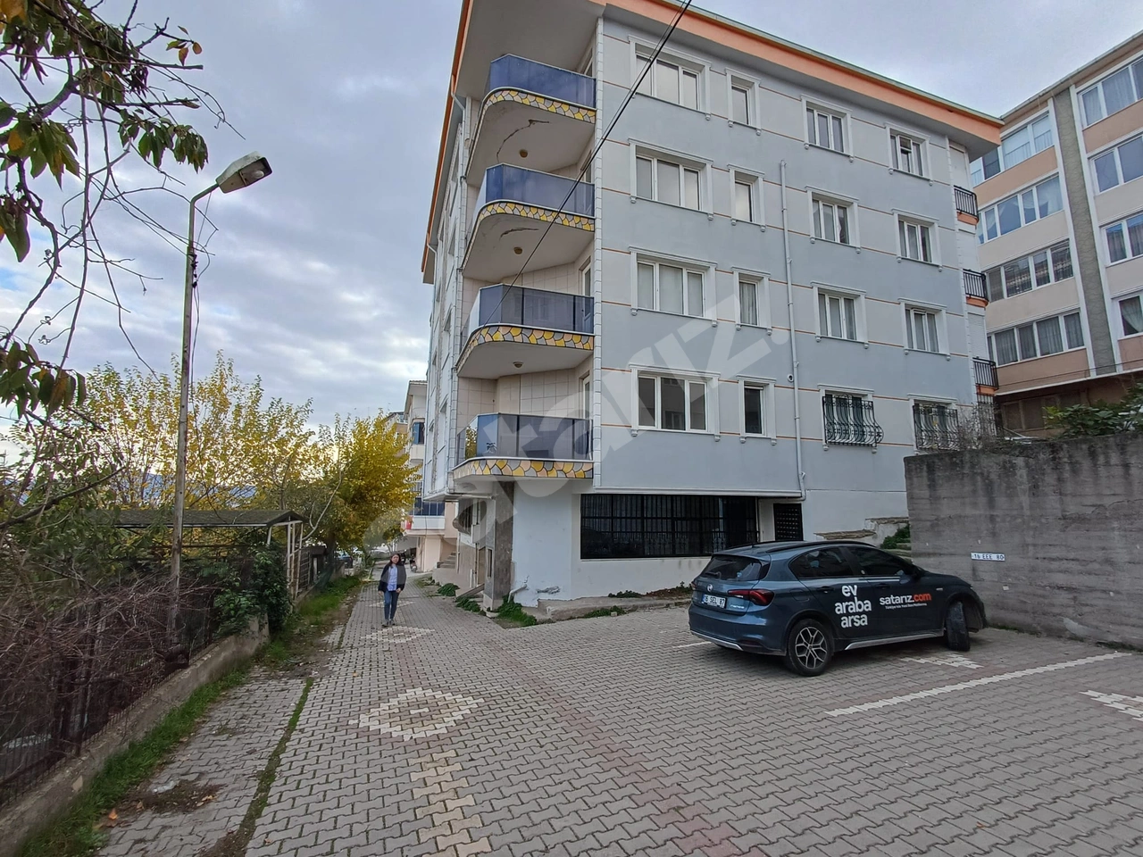 MUSTAFAKEMALPAŞA`DA DÖRTMEVSİM SİTESİNDE SATILIK 4 KATLI BİNA
