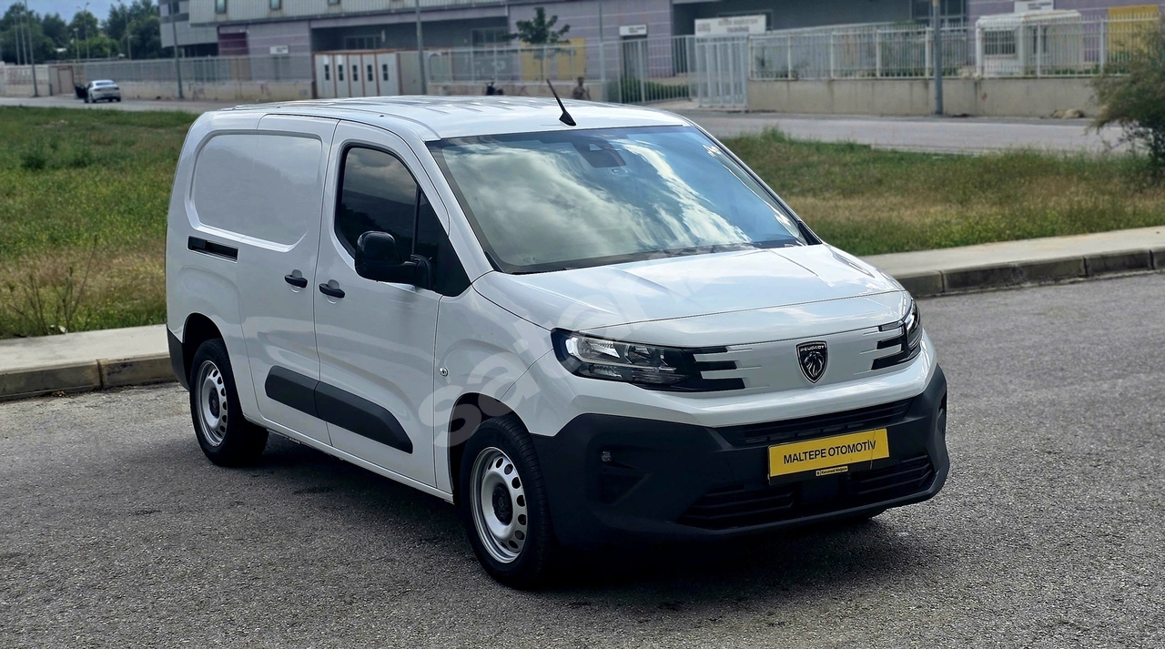 2025 PEUGEOT OTMTİK PARTNER 1.5 COMFORT HATASIZ BOYASIZ 8400 KM