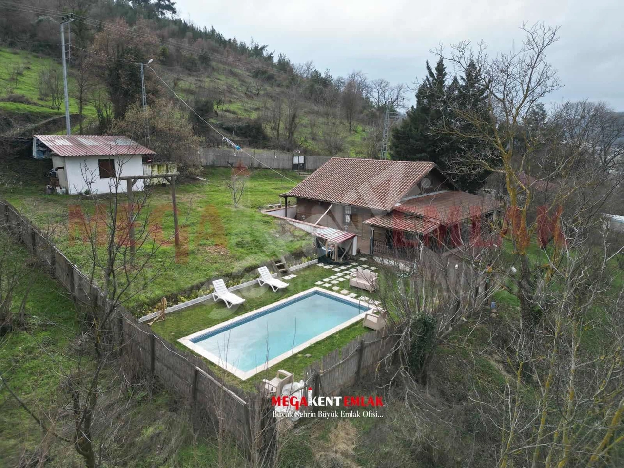 GEYVE DEREKÖYDE 3277m2 SATILIK BAHÇE!