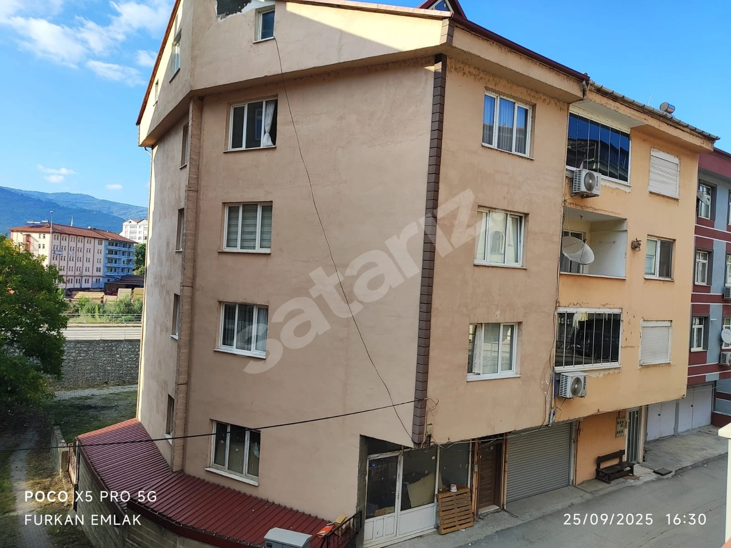 Yenice Merkezde Kiracılı 4katlı Bina,dükkan 5 Kat İmarlı Arsa.