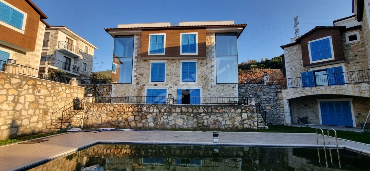 YENİFOÇA'DA SATILIK HAVUZLU SİTEDE GENİŞ 4+1 TRİPLEKS VİLLA