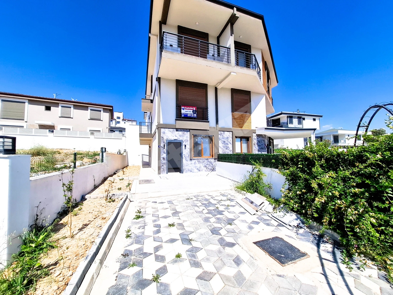 HİSAR MAHALLESİNDE ÖNÜ AÇIK MUSTAKİL BAHÇELİ 4+1 GENİŞ TRİPLEKS