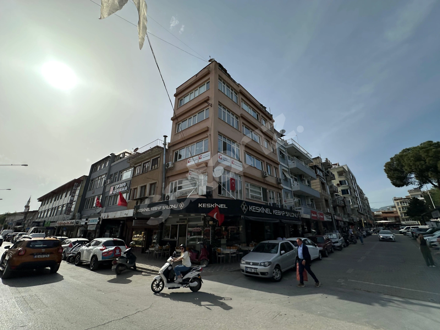 AKDENİZ CADDESİ'NDE TABELA DEĞERİ YÜKSEK, KÖŞE KONUMLU OFİS
