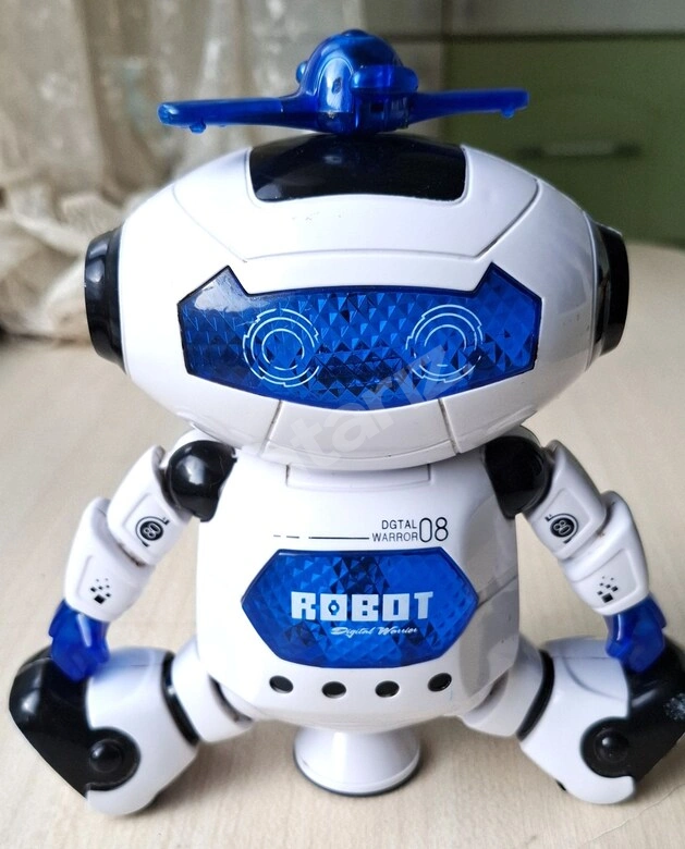 IŞIKLI MÜZİKLİ PİLLİ DANS EDEN OYUNCAK ROBOT