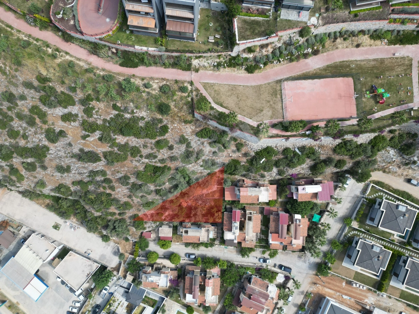 KUŞADASI TÜRKMEN MAHALLESINDE VILLA İMARLI MÜSTAKIL PARSEL ARSA