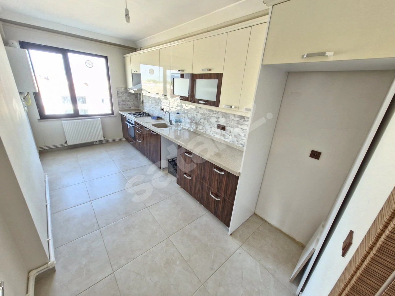 CADDE ÜZERİ KULLANIŞLI 2+1 DOĞALGAZLI KİRALIK GENİŞ DAİRE