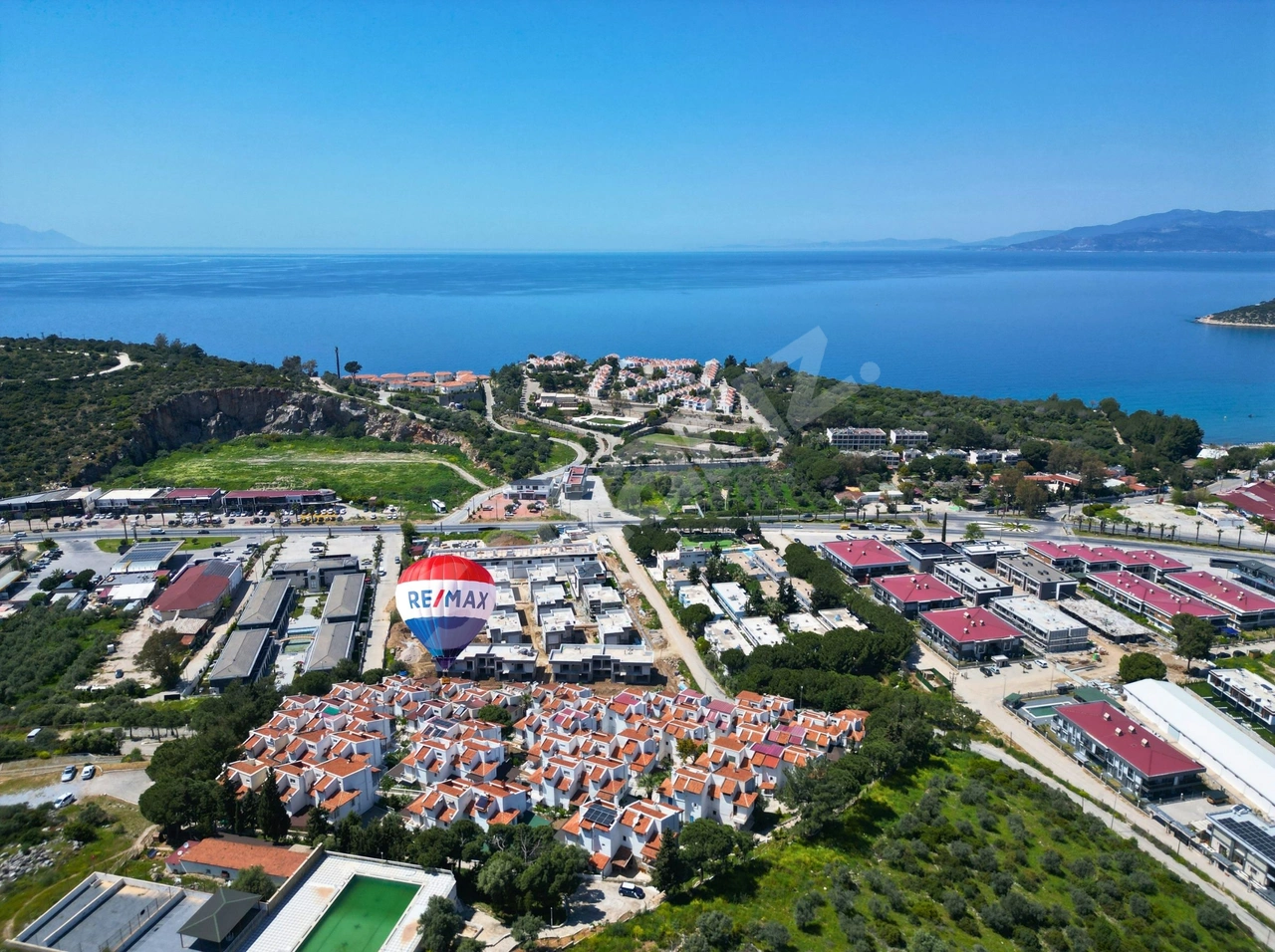 KUŞADASI'NDA DENİZE YÜRÜME MESAFESİNDE SATILIK 4+1