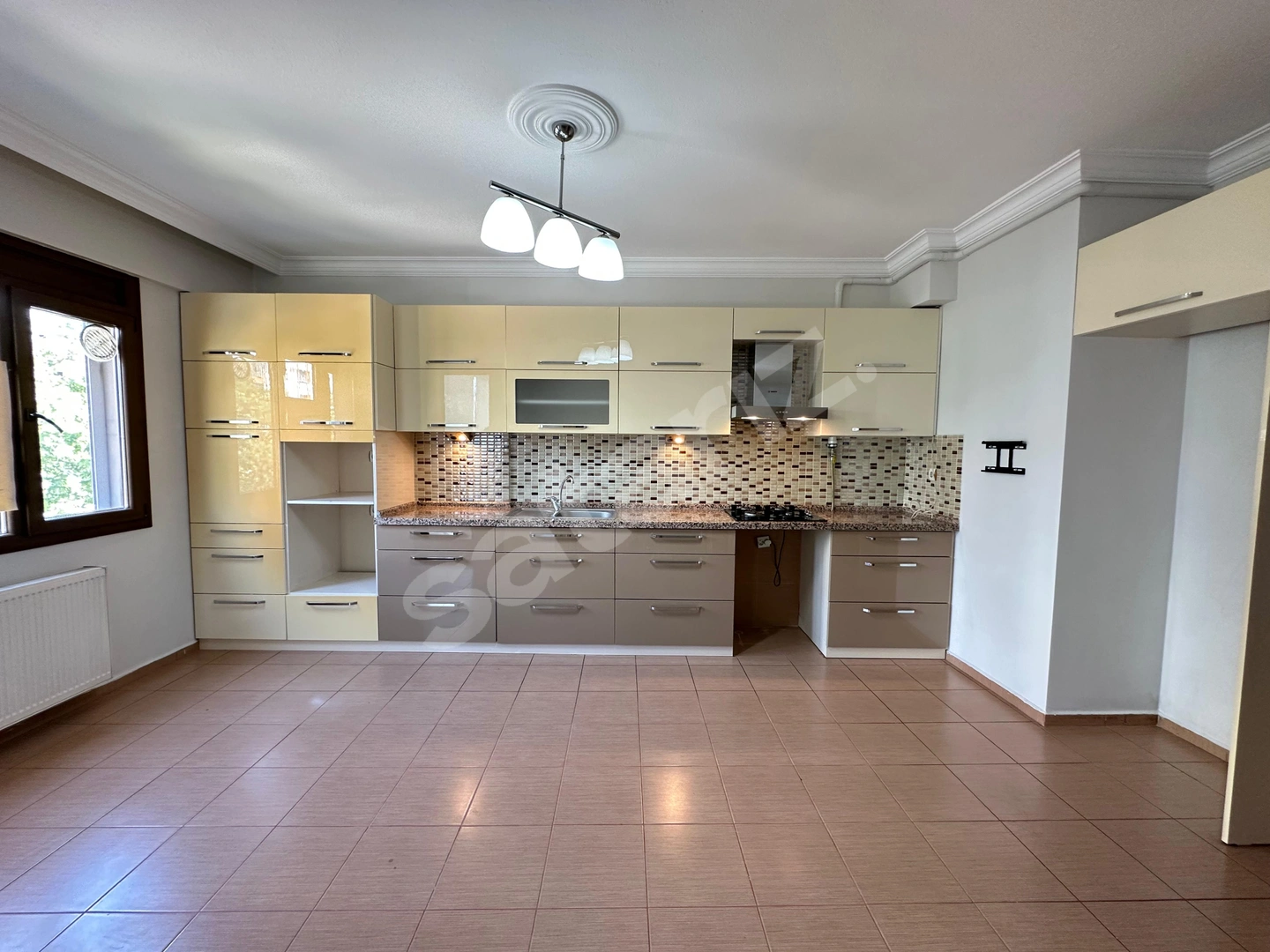 SARAÇOĞLU CADDESİ'NDE KÖŞE KONUMLU, EŞYALI DETAYLARA SAHİP 3+1