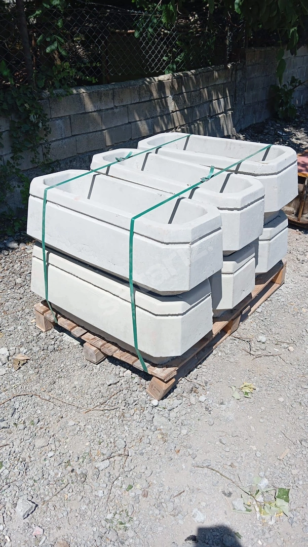 Beton saksı çiçeklik