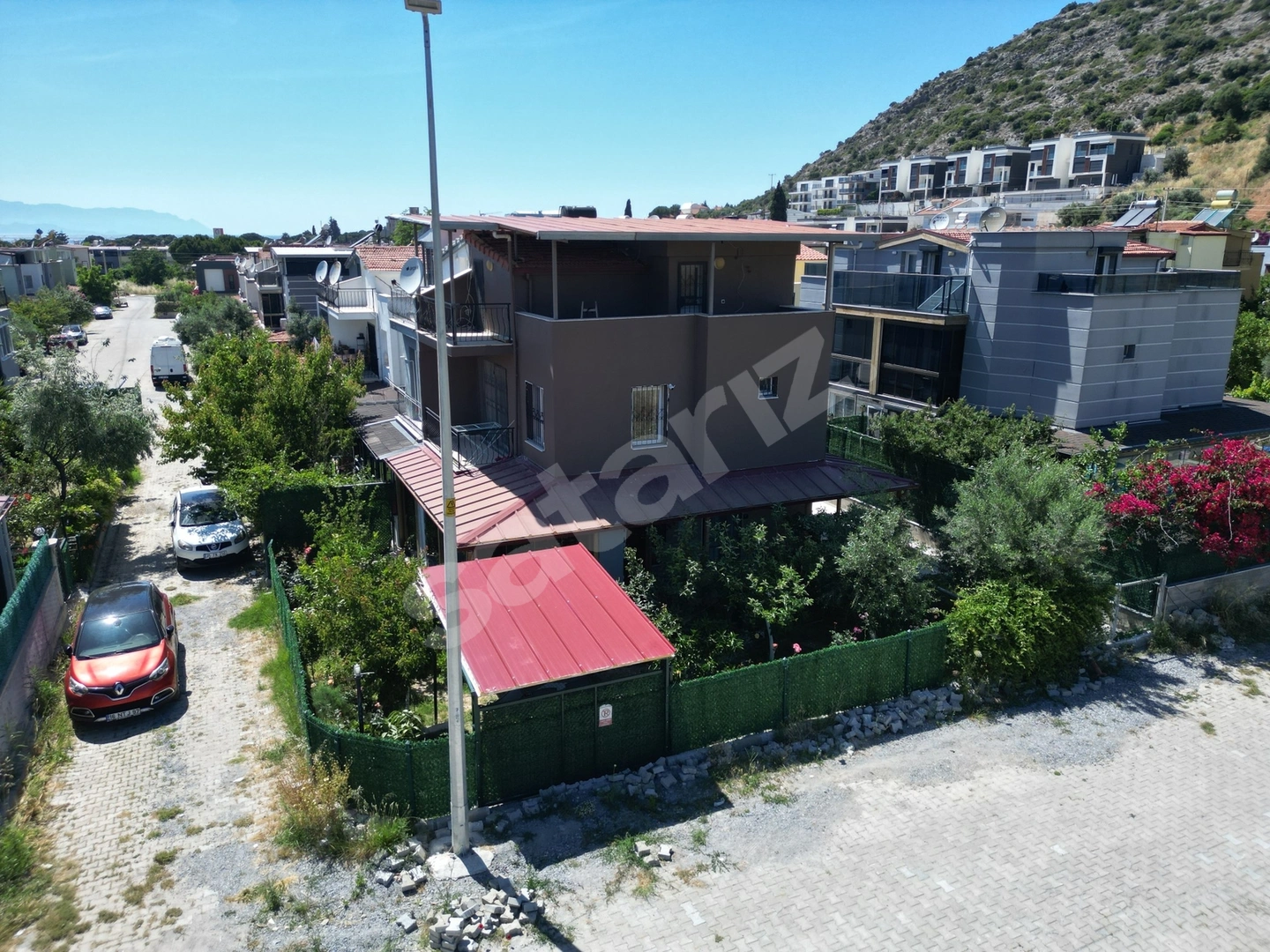 KUŞADASI YAVANSU MAHALLESI KÖŞE KONUMLU, KIŞ BAHÇELI 4+1 VILLA