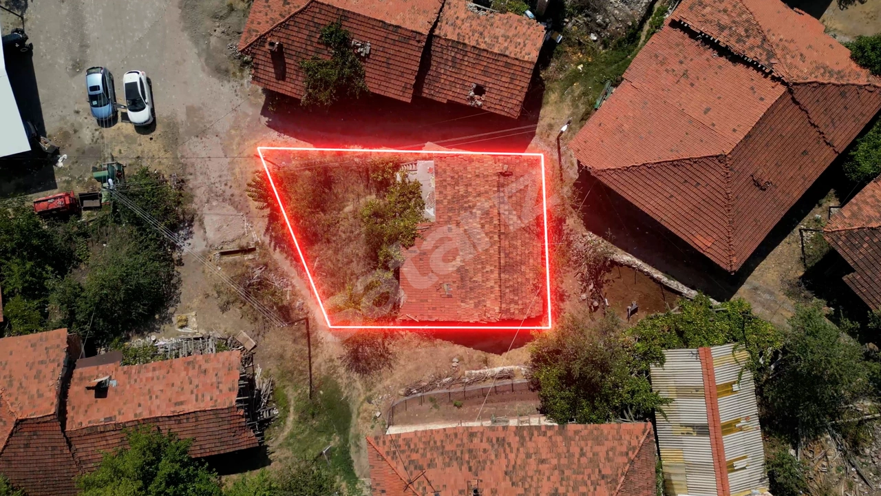 SINDIRGI – GÖZEREN KÖY MEYDANINDA KARGİR EV VE ARSASI