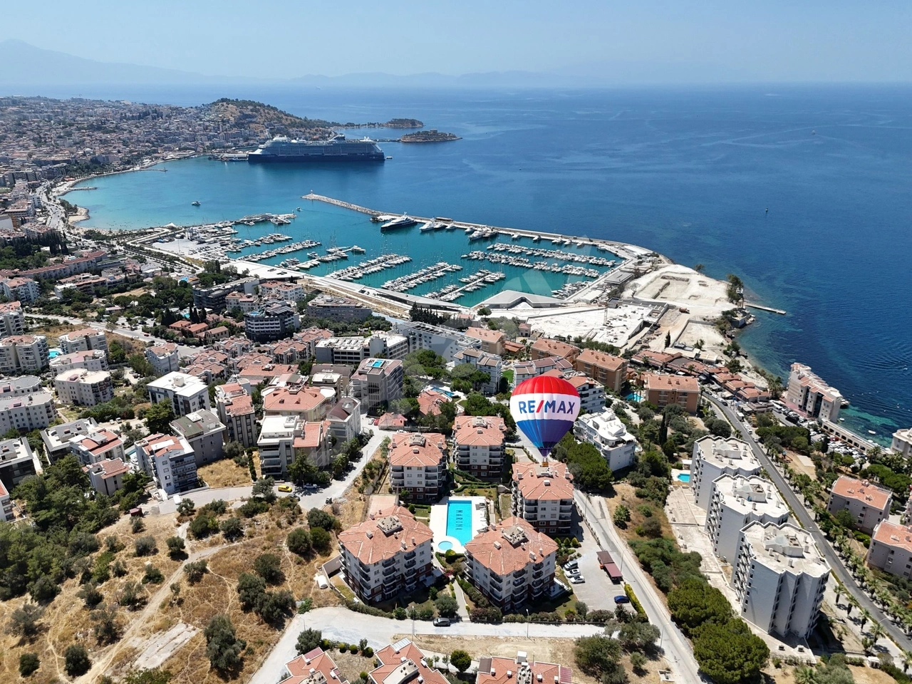 KUŞADASI MARİNA'DA MERKEZİ KONUMLU SİTEDE SATILIK 4+1 DAİRE