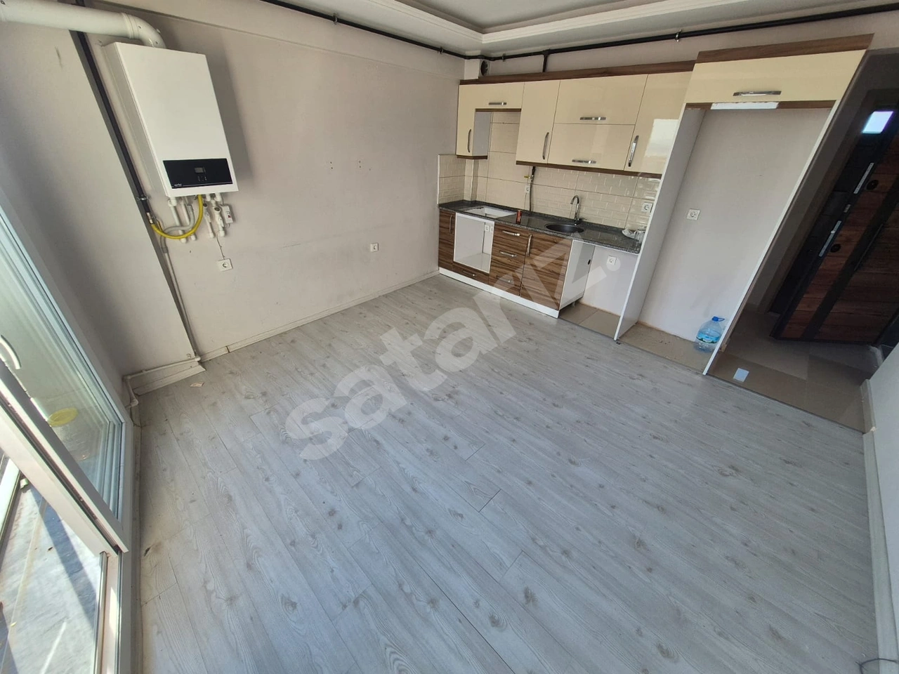 Buca Homeros bulvar üzeri 1+1 asansörlü doğalgazlı satılık daire