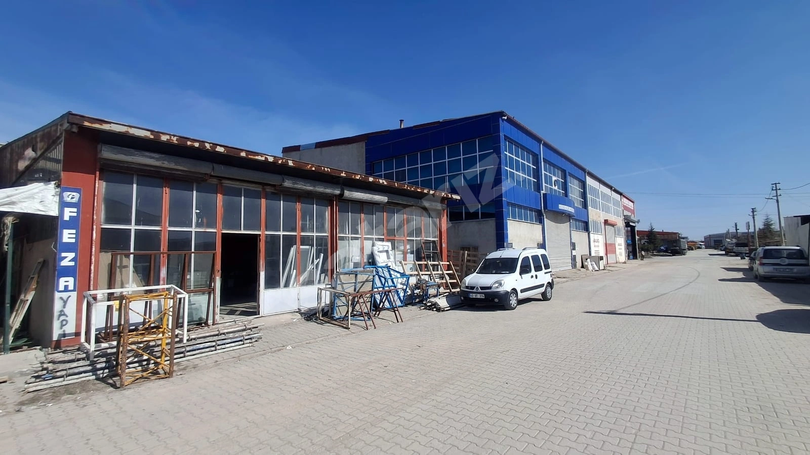 2.Sanayi Satılık Dükkan 300 m2 Güney Köşe Önü Açık Anayola Yakın