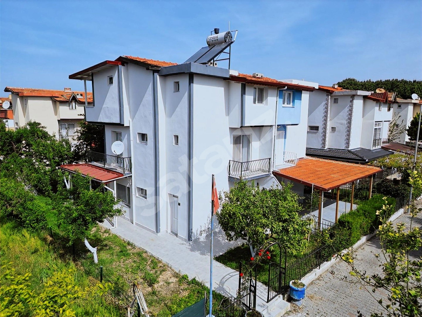 KUŞADASI DAVUTLAR'DA, DENIZE YAKIN, BAKIMLI 4+1 TRİPLEX YAZLIK