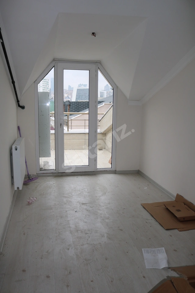 KAĞITHANE MERKEZ 1+1 TERASLI ÇATI KATI KİRALIK DAİRE