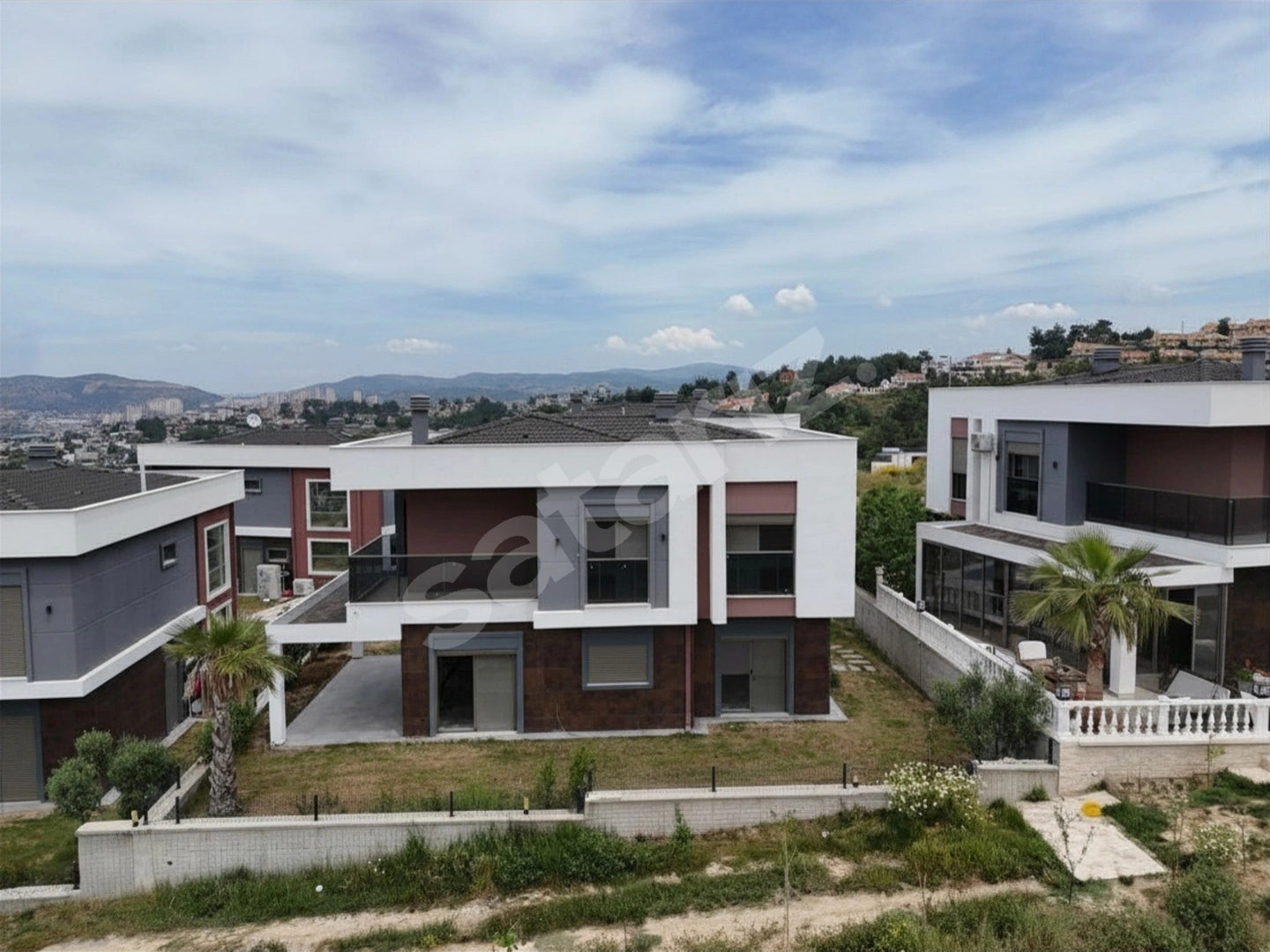 KUŞADASI SOĞUCAKTA BAHÇELI & DENIZ MANZARALI 4+1 VILLA