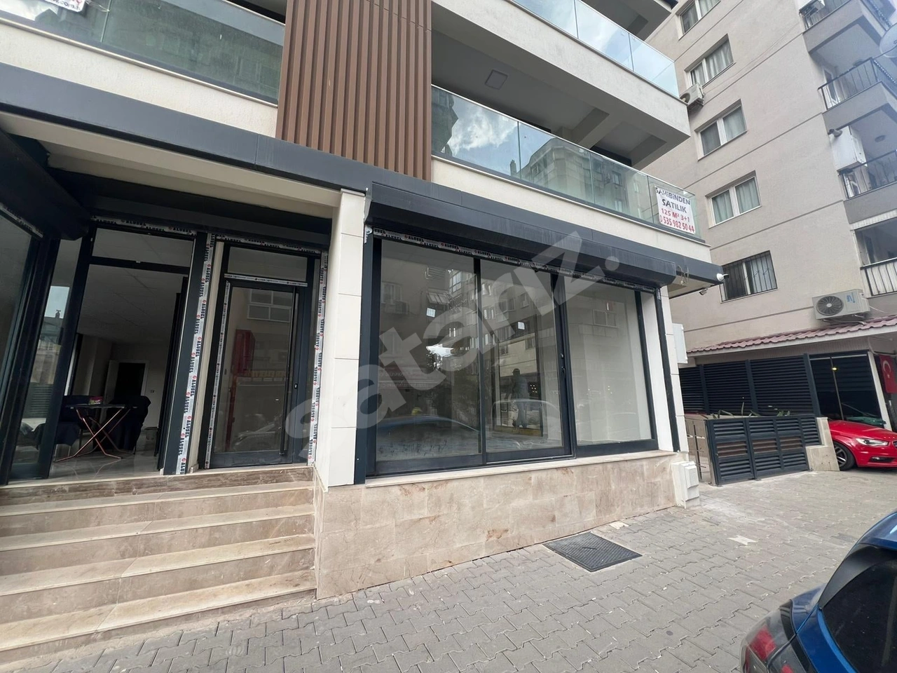 BORNOVA KÜÇÜKPARK ZAFER CADDESİNDE SATILIK DÜKKAN