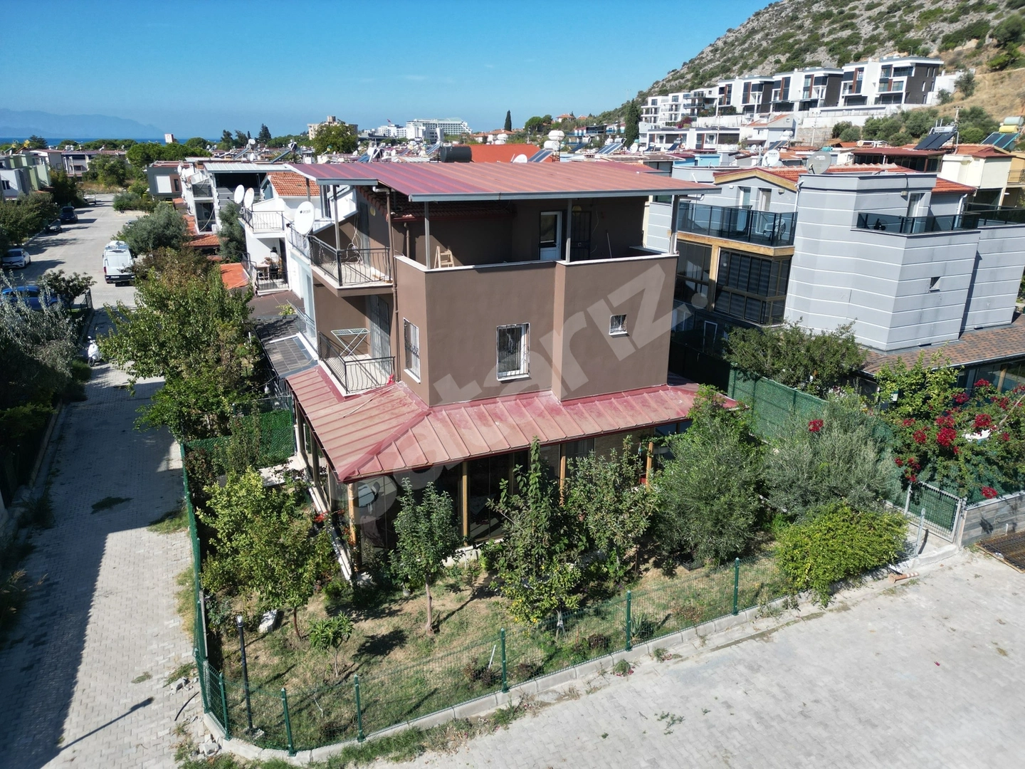 KUŞADASI YAVANSU MAHALLESI KÖŞE KONUMLU, KIŞ BAHÇELI 4+1 VILLA