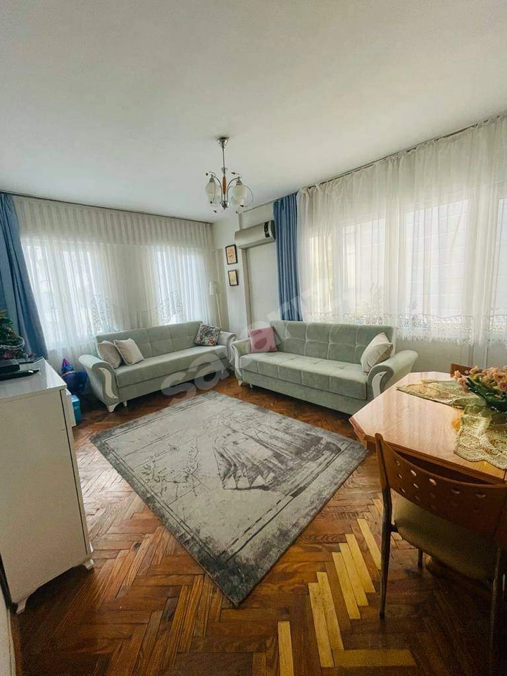 ÇINARCIK MERKEZDE PAZARA SAĞLIK OCAĞINA VE DENİZE YAKIN  KALE SOKAK DA 2+1  3. KAT BOŞ DAIRE ASANSÖR YOK DOĞALGAZ KAPIDA MUTFAK AYRI  İKİ BALKON FIYATTA UFAK BİR PAZARLIK VAR