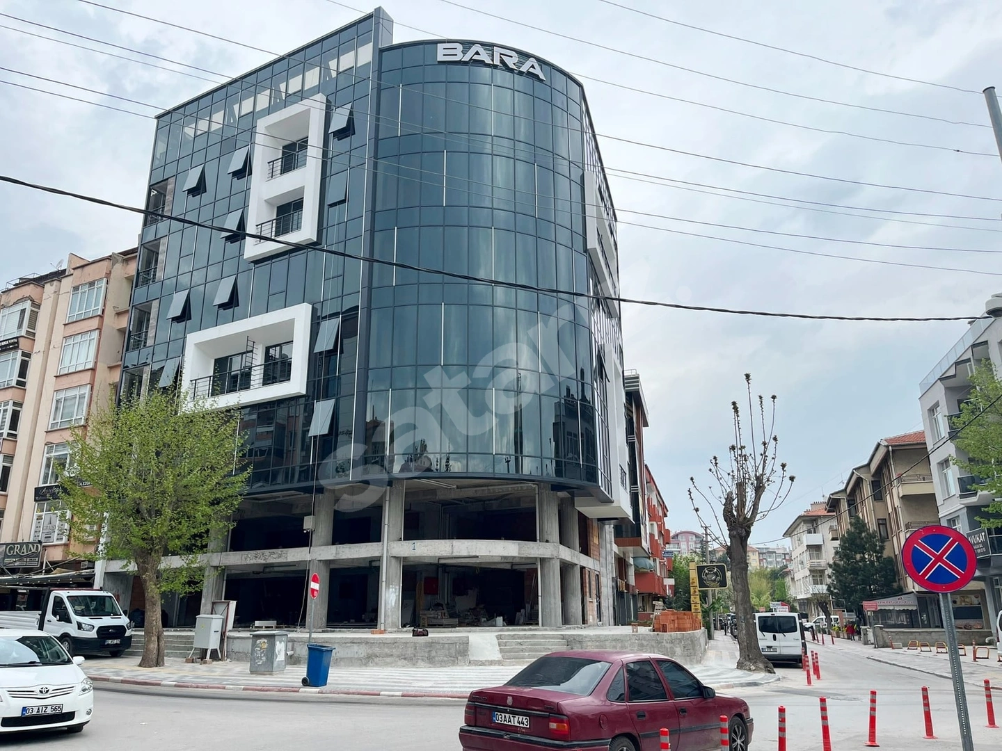 ŞEHİR MERKEZİNDE SEVGİ YOLU ÜZERİ PRESTİJ-KONFOR SUNAN 2+0 BÜRO