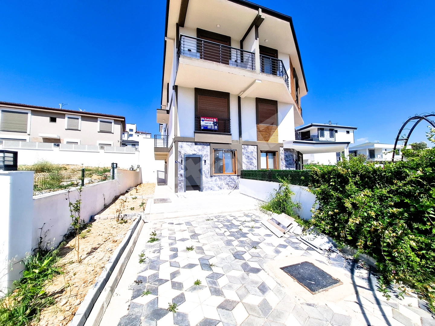 HİSAR MAHALLESİNDE ÖNÜ AÇIK MUSTAKİL BAHÇELİ 4+1 GENİŞ TRİPLEKS