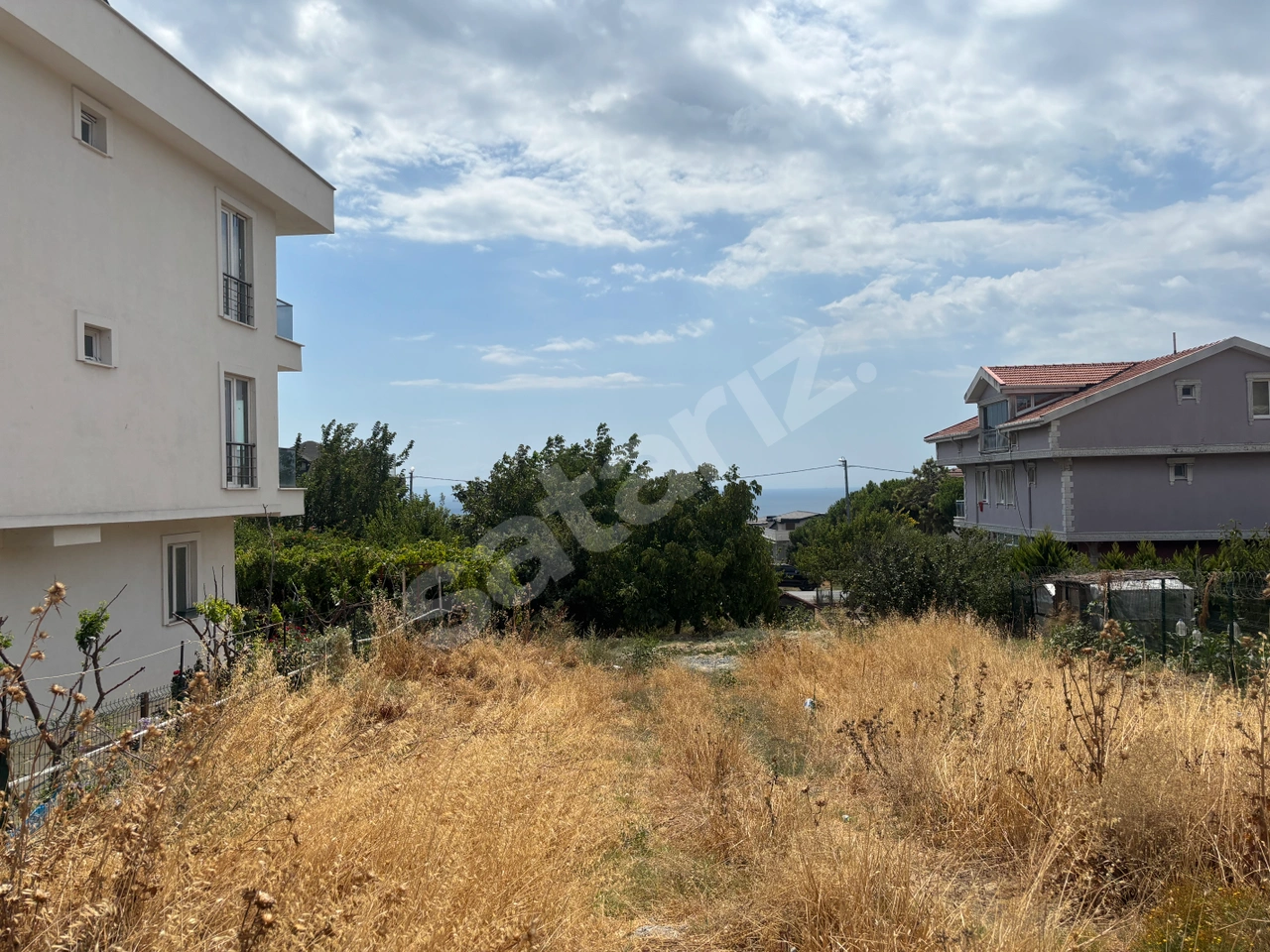 BEYLİKDÜZÜ DEREAĞZINDA SATLIK VİLLA İMARLI ARSA