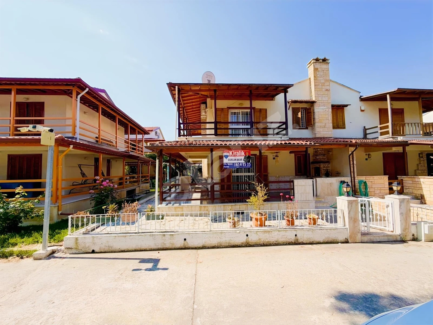 DENİZE SIFIR SİTEDE KİRALIK 3+1 EŞYALI VİLLA
