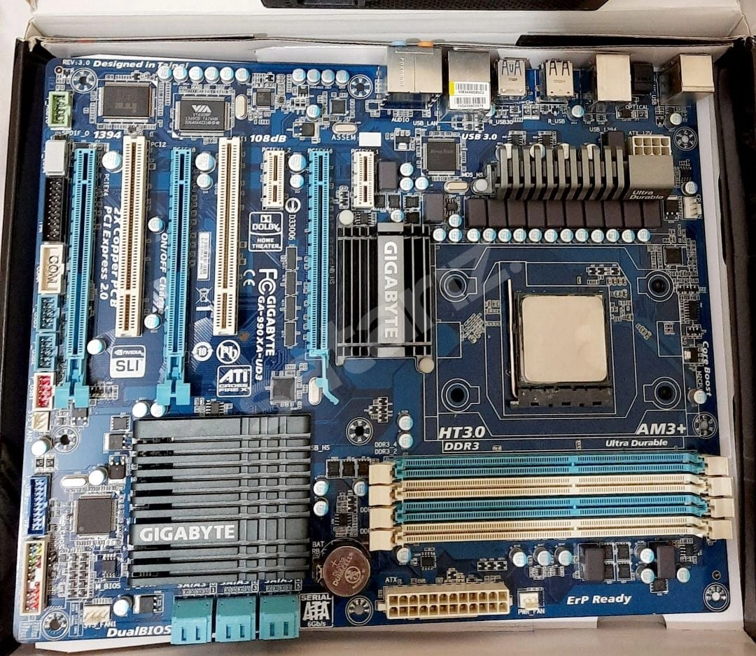GIGABYTE 
GA-990XA-UD3  + İşlemci