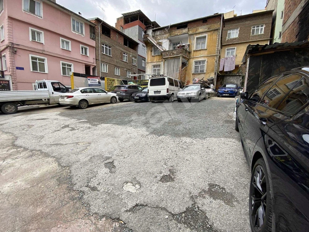 REMAX KUZEYDEN İLKADIM MERKEZDE SATILIK OTOPARK