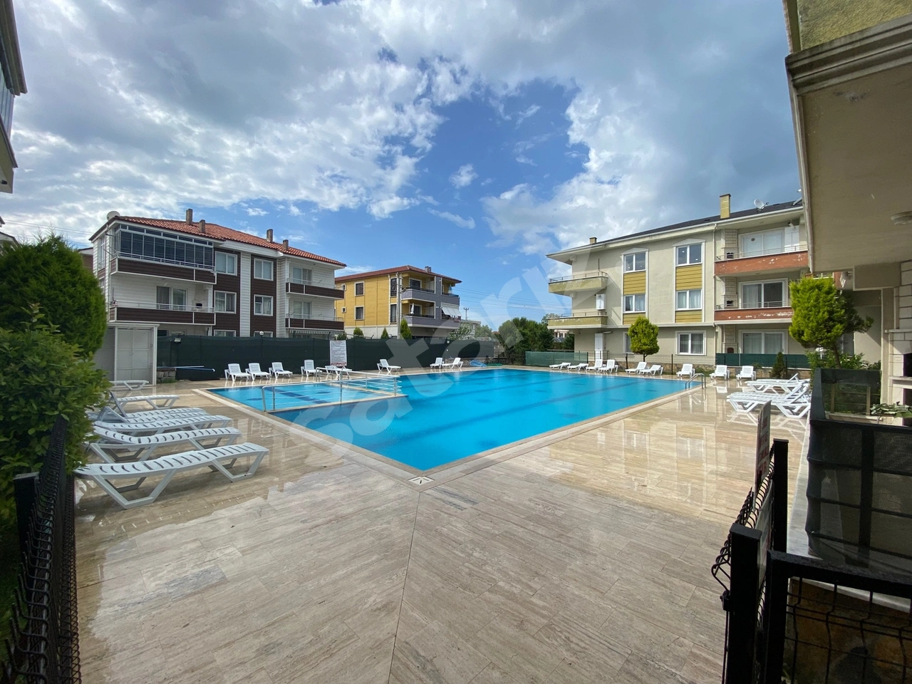 KARASU YENİ MAH. DENİZE YAKIN HAVUZLU SİTEDE 1+1 KİRALIK DAİRE