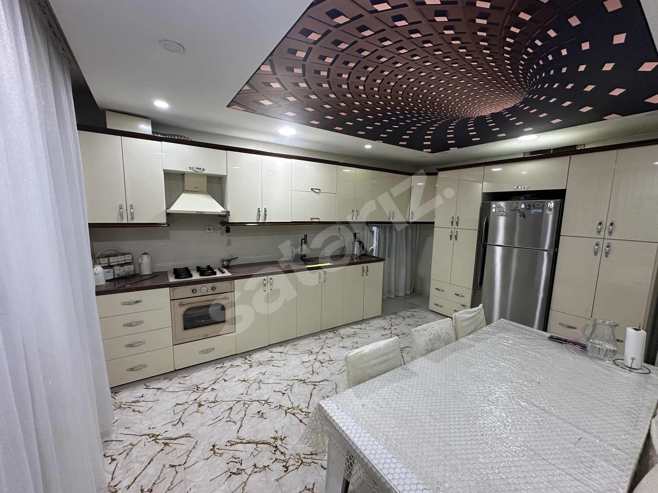 ÇARŞIYA ÇOK YAKIN SATILIK 3+1 DAİRE 175 M2